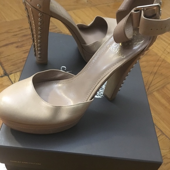 Comfy Vince Camuto T-strap heels - Picture 2 of 2